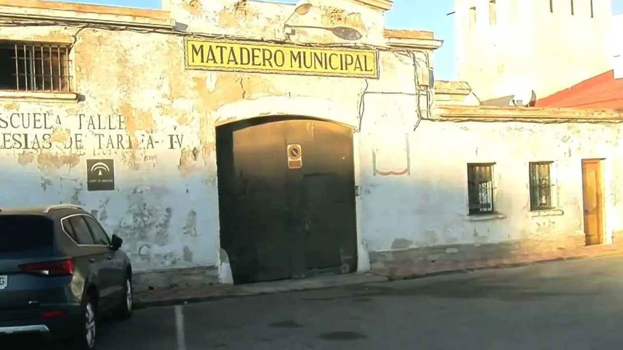 Fachada del antiguo matadero municipal, donde se construirá una de las promociones