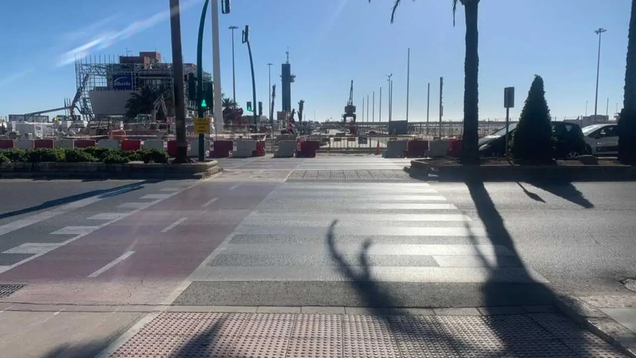 Paso de peatones desde el Parque Nicol&aacute;s Salmer&oacute;n al Puerto de Almer&iacute;a. | Europa Press.