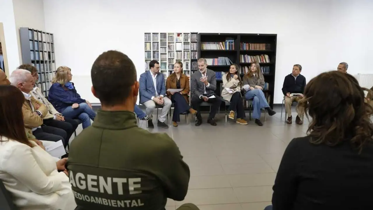 El presidente del Principado de Asturias, Adri&aacute;n Barb&oacute;n, ha participado en la reuni&oacute;n que los reyes, la Princesa de Asturias y la infanta Sof&iacute;a han mantenido con los alcaldes y alcaldesas de los concejos afectados por los incedios del pasado verano | PRINCIPADO DE ASTURIAS
