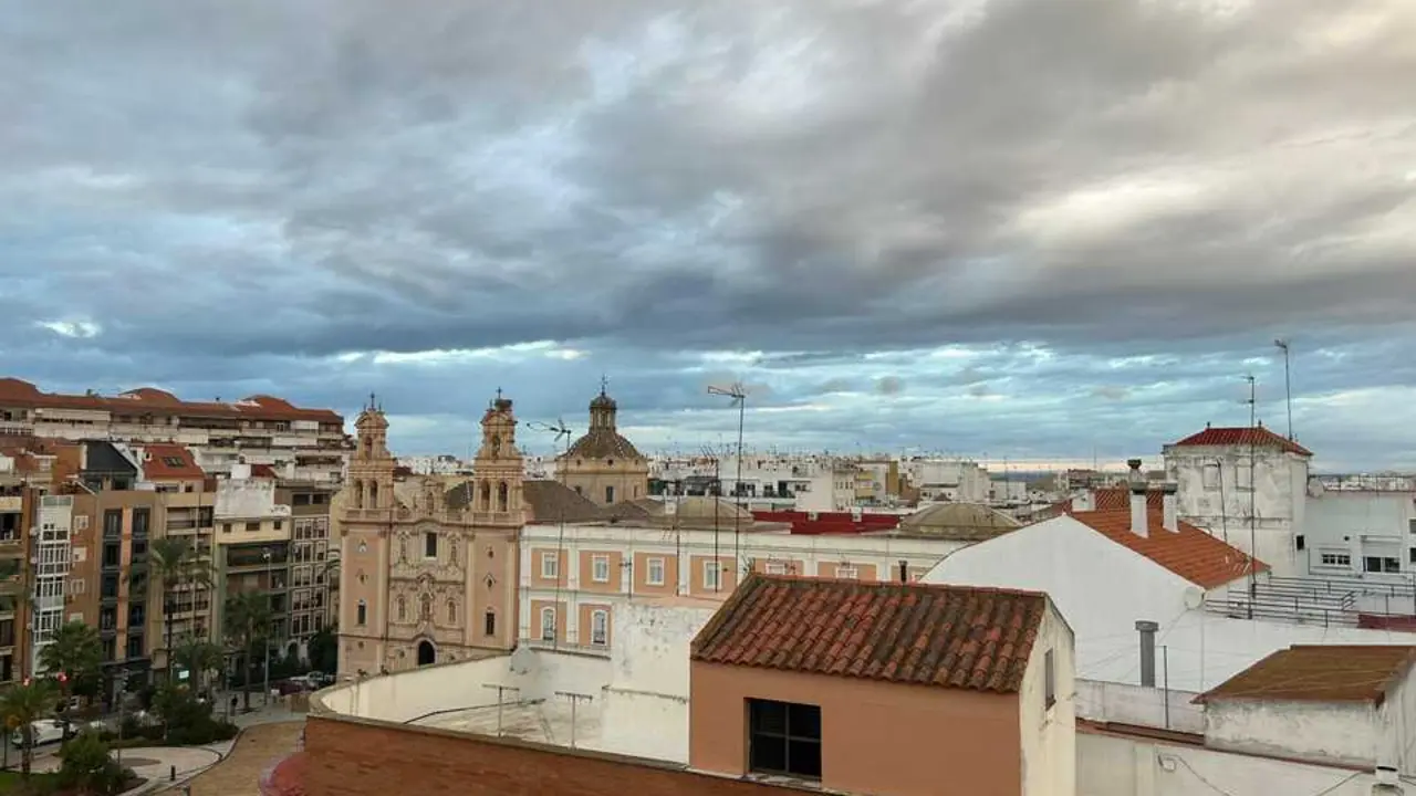 Cielo nublado sobre la Catedral de La Merced. | Vgpalacios.