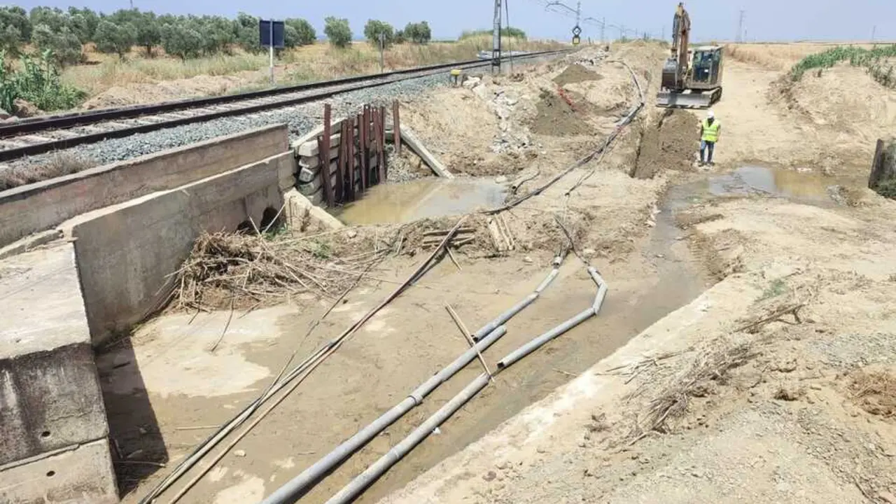 Obras en el arroyo del Arzobispo. | Adif.