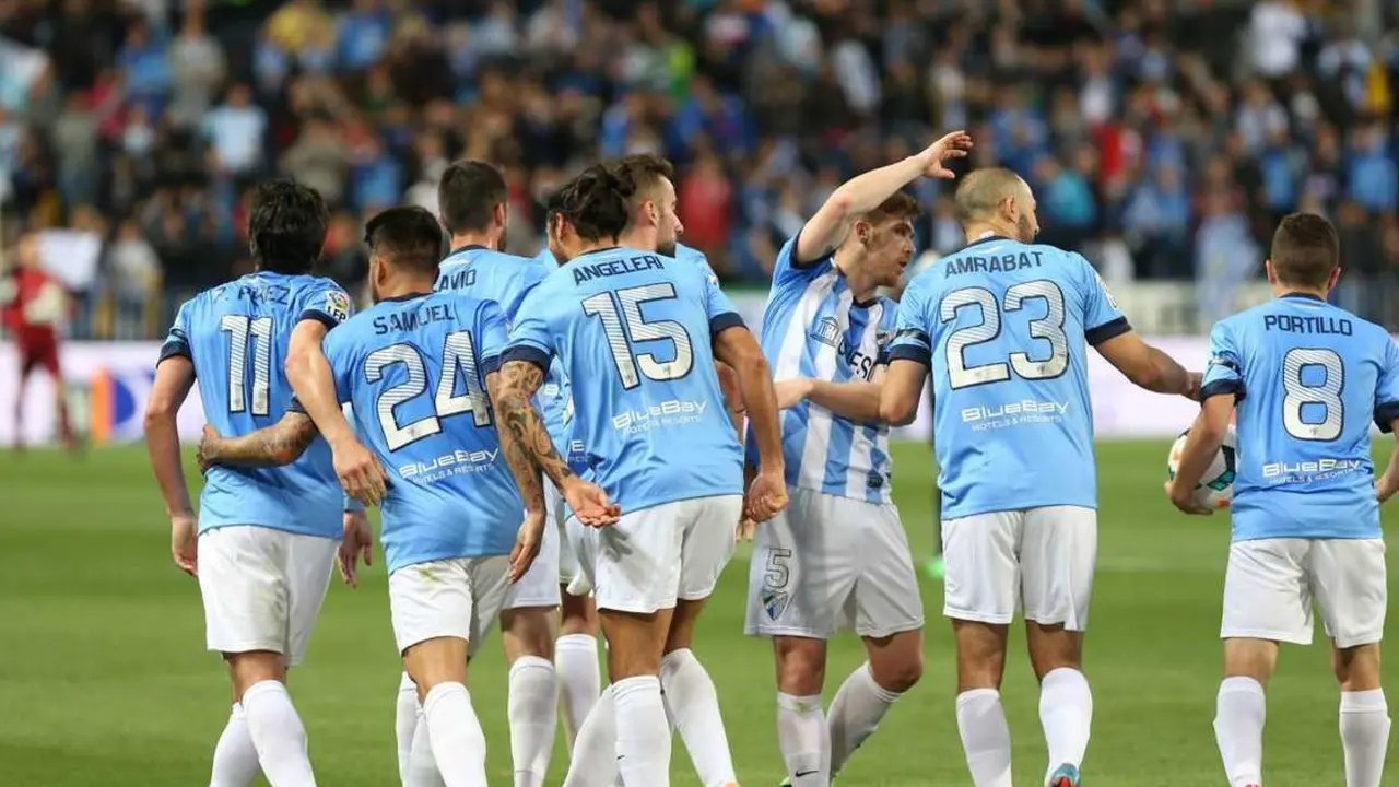 M&aacute;laga CF 13-14, con la publicidad de BlueBay en la camiseta. / ARCHIVO