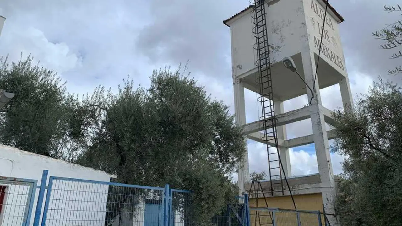 Dep&oacute;sito de agua en la aldea de Los Arenales de Puente Genil. | Europa Press.
