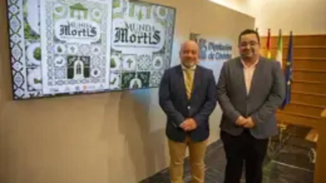 El delegado de Cultura en la Diputaci&oacute;n, Gabriel Duque (izda.), en la presentaci&oacute;n de Mundamortis