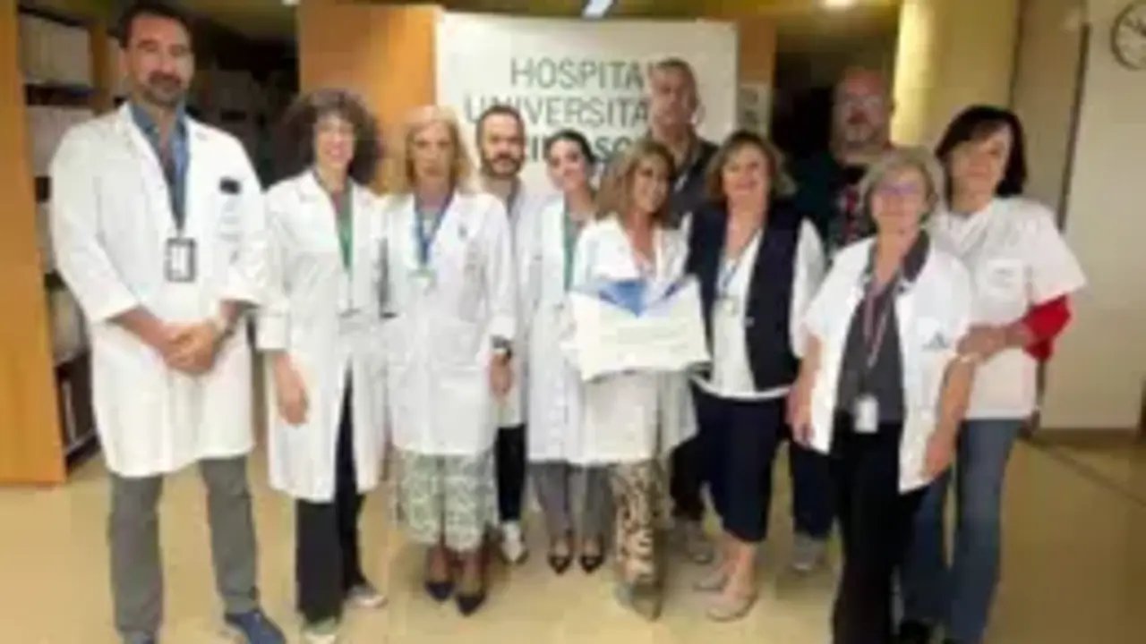 Miembros de la Unidad de Calidad del Hospital Reina Sof&iacute;a de C&oacute;rdoba posando con el reconocimiento.