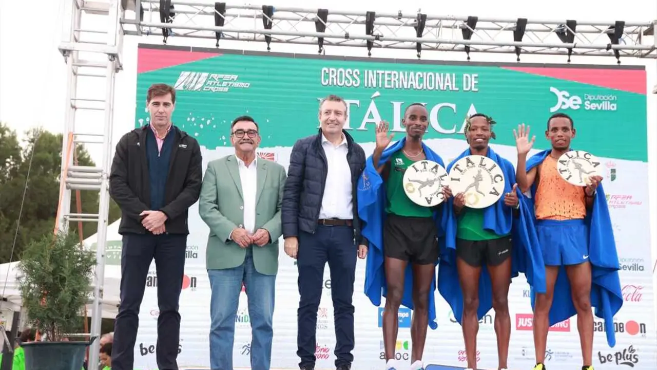 Foto de familia con los ganadores de una de las ediciones del Cross de It&aacute;lica | DIPUTACI&Oacute;N DE SEVILLA