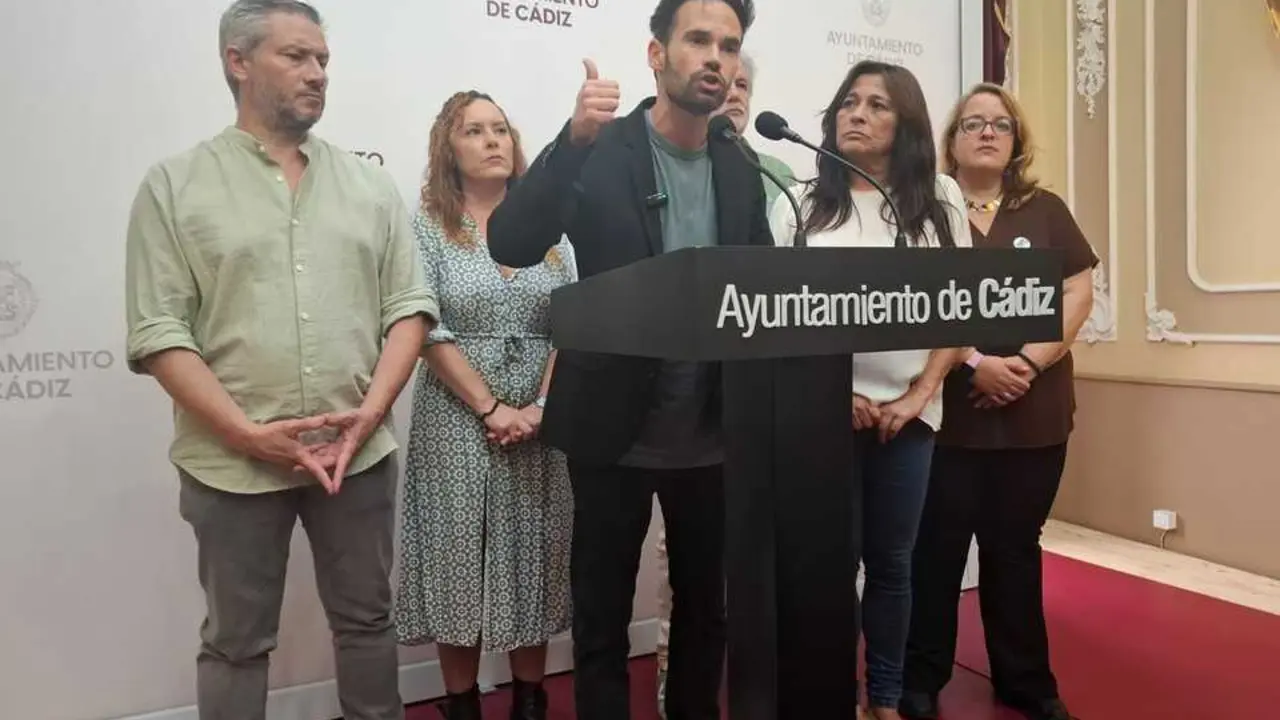 David de la Cruz, durante su comparecencia junto al resto de concejales de AIG tras el Pleno. / VIVA