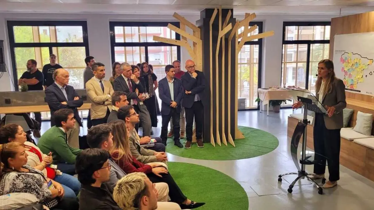 La vicepresidenta del Gobierno y ministra para la Transici&oacute;n Ecol&oacute;gica y el Reto Demogr&aacute;fico, Sara Aagesen, en Beas de Segura. - Foto: Gobierno.