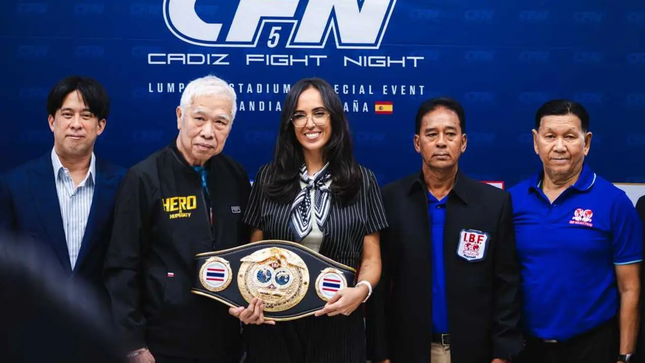 Lola Cazalilla, con el cintur&oacute;n de campe&oacute;n mundial en la presentaci&oacute;n del evento en Bankgok.  / CFN
