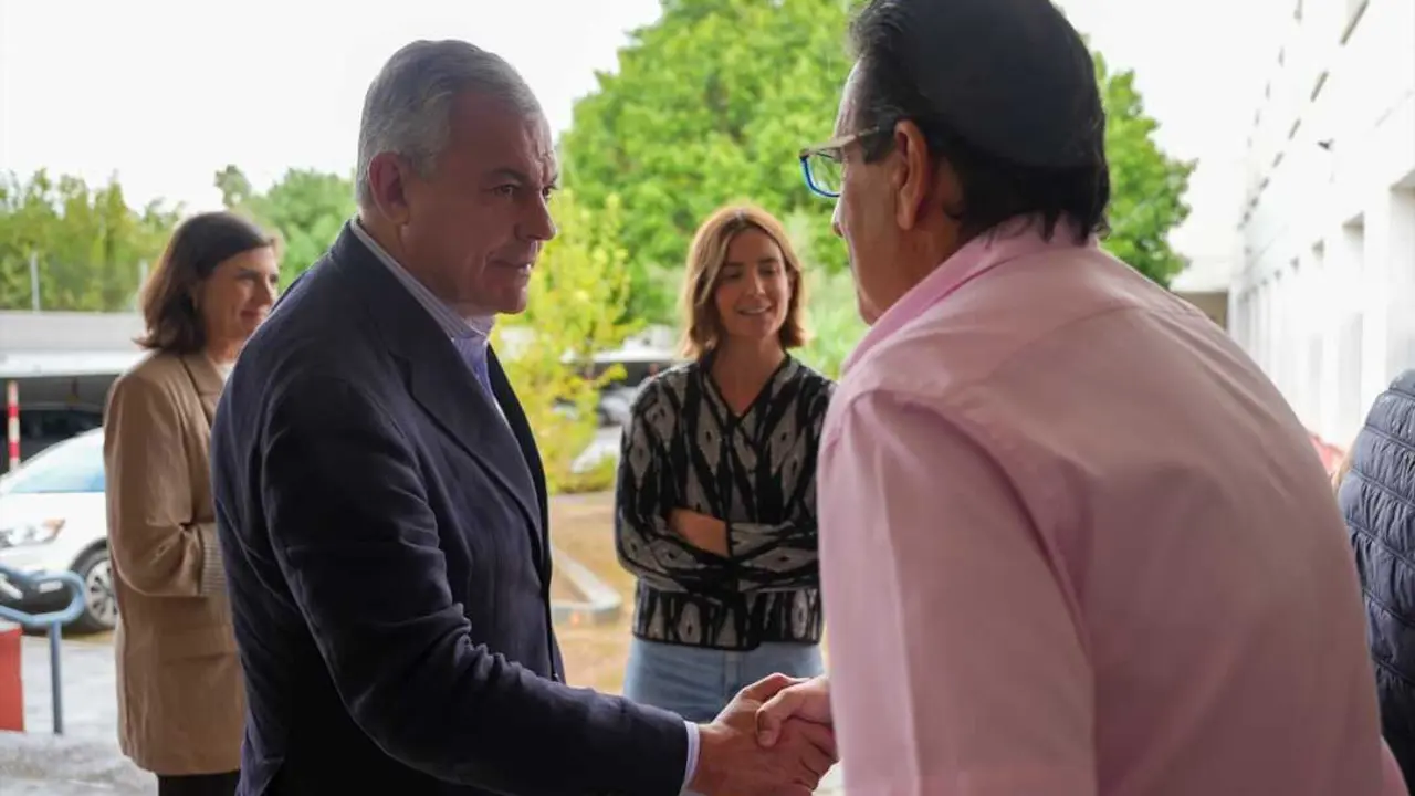 EuropaPress_7069195_alcalde_sevilla_saluda_docentes_ceip_julio_coloma