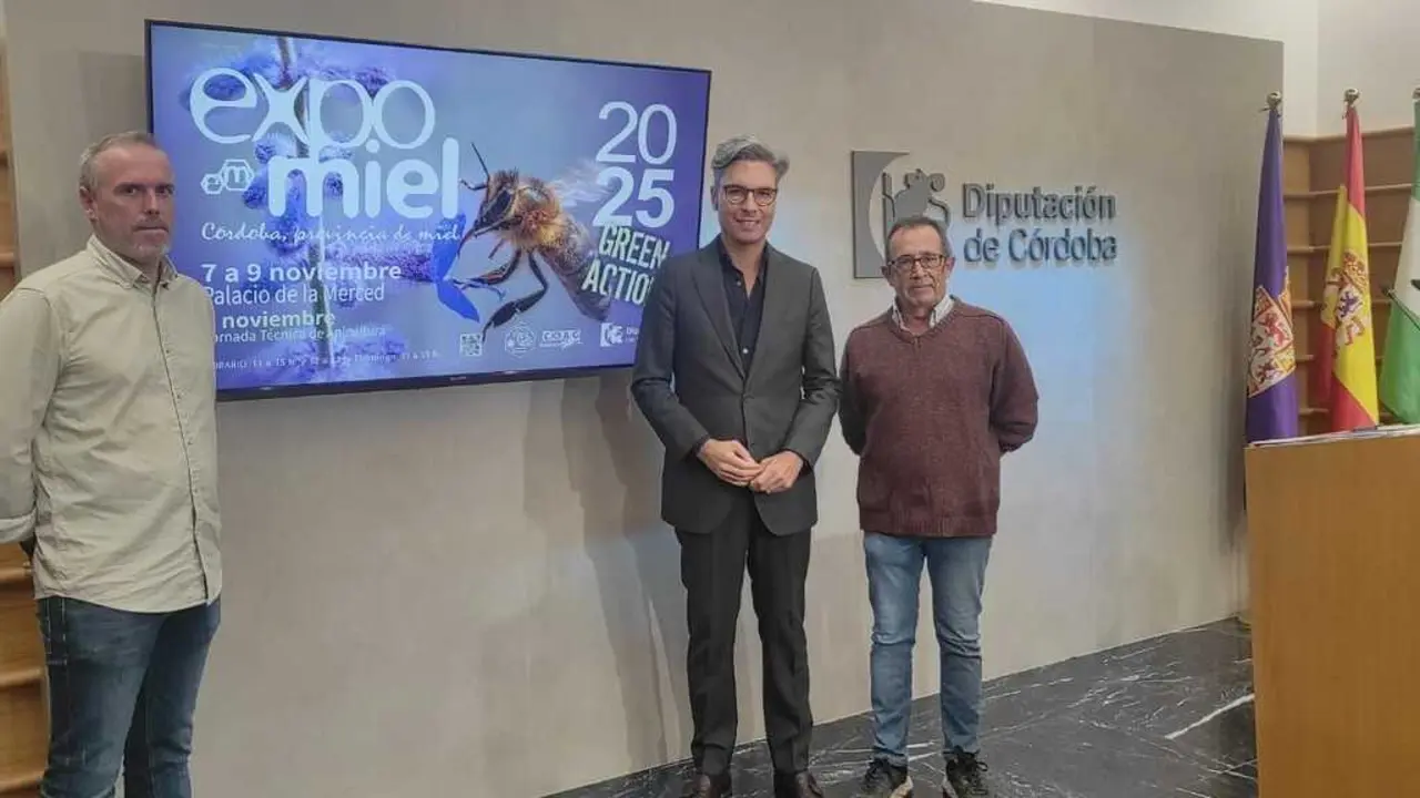 Lorite (centro), entre Ruiz y Puerta, durante la presentaci&oacute;n de Expomiel 2025.
