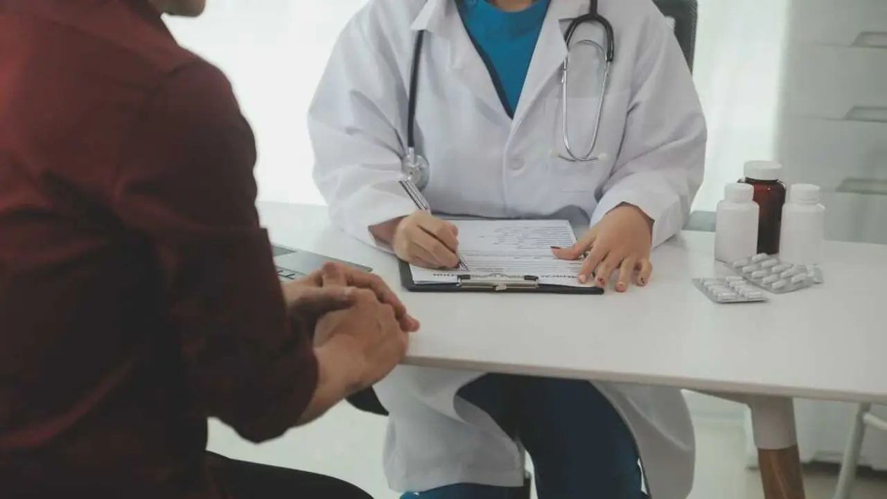 M&eacute;dico en una consulta | Foto de 123RF/armmypicca