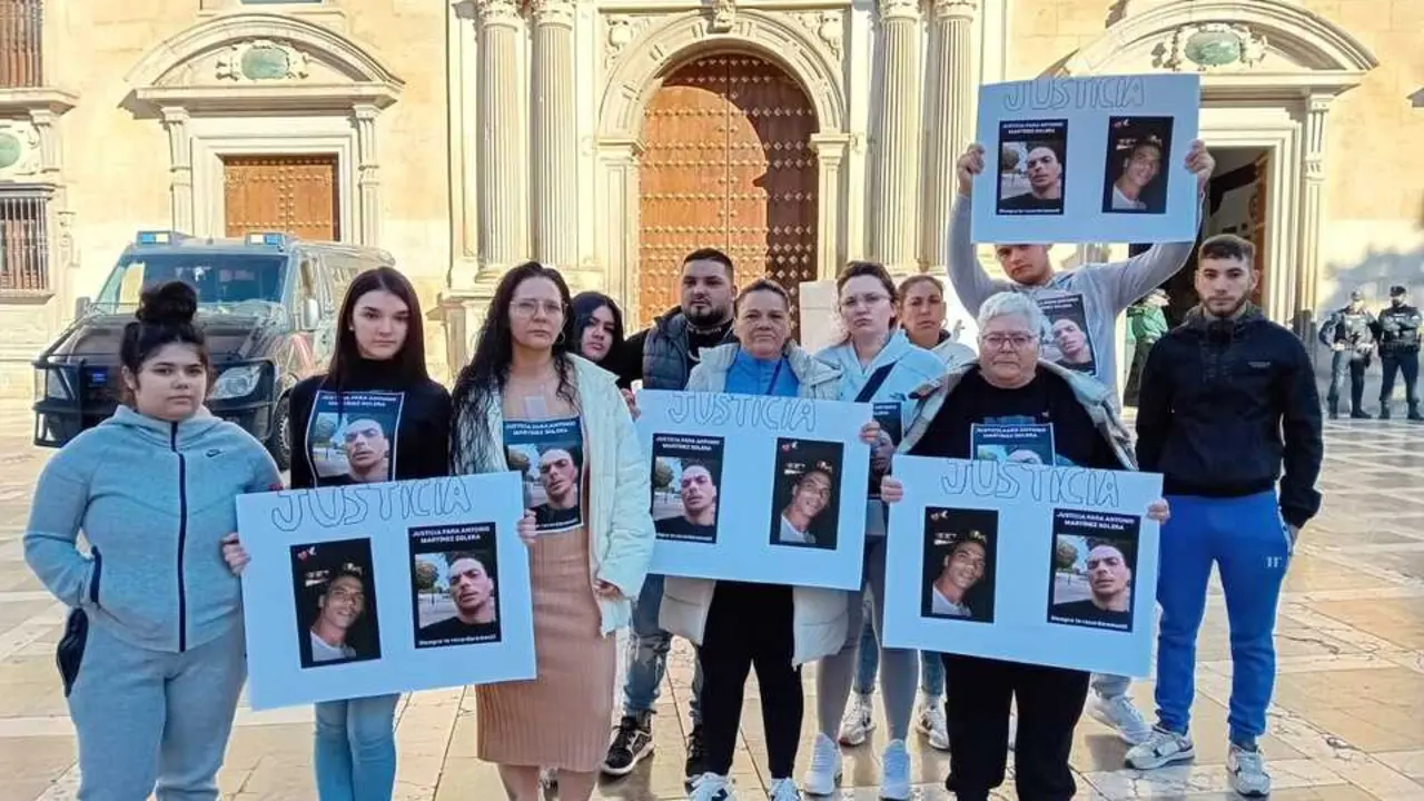 Familiares del hombre apu&ntilde;alado en Purchil piden justicia a las puertas de la Real Chanciller&iacute;a de Granada el pasado lunes | EUROPA PRESS / ARCHIVO