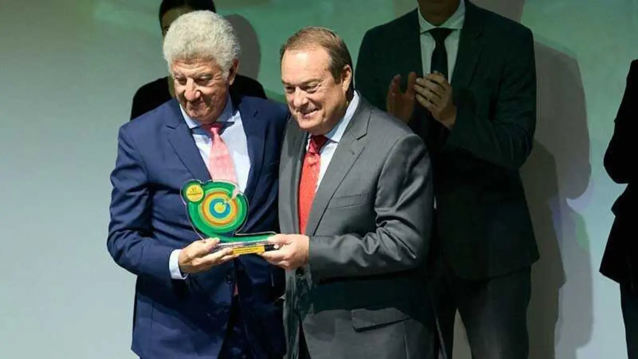 Manuel Luna recibiendo el premio.