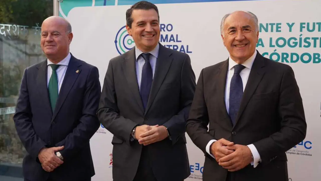 El alcalde de C&oacute;rdoba, Jos&eacute; Mar&iacute;a Bellido, posa en una foto junto a los alcaldes de Algeciras y Antequera, antes de participar en el Foro 'Ramal Central Ferroviario. Presente y futuro de la log&iacute;stica de C&oacute;rdoba'.