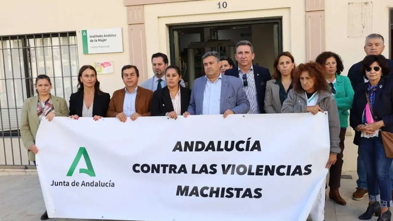 Acto de repulsa por el crimen machista de Moguer a las puertas del IAM en Huelva.
| J.A.