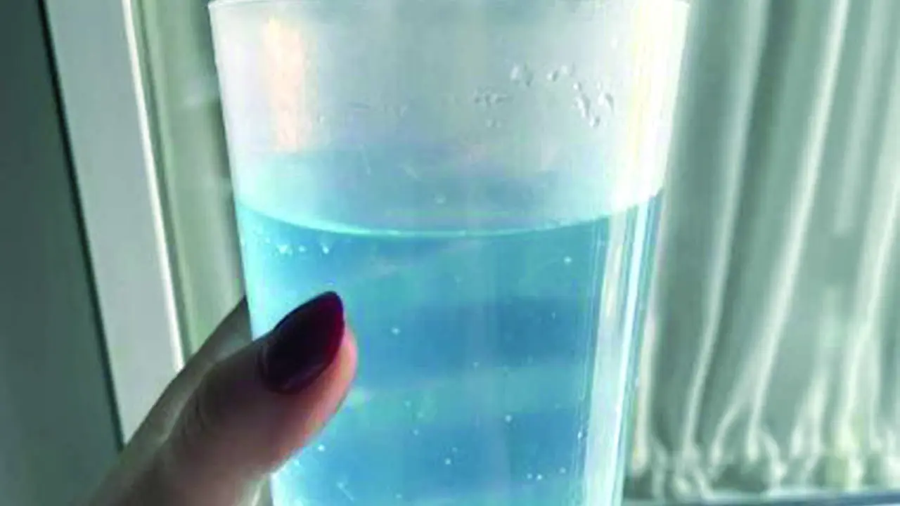 El color azulado del agua ha encendido las alarmas.