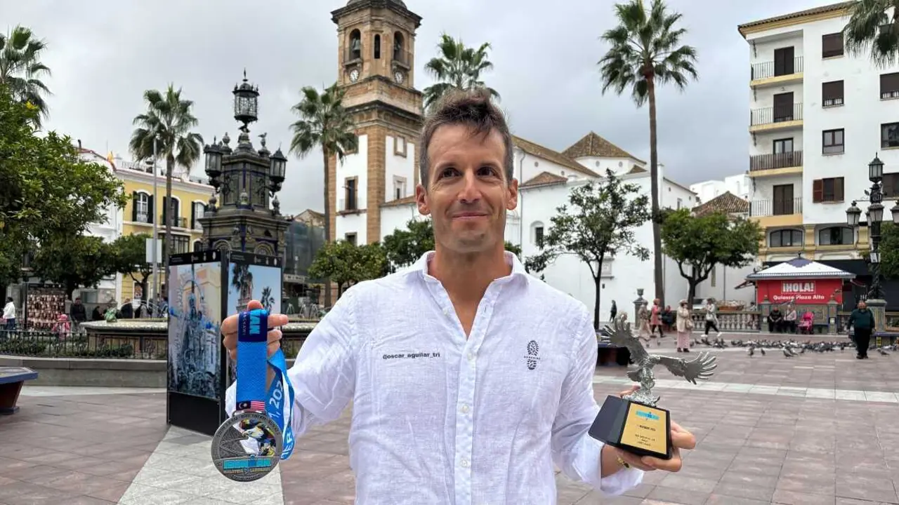 Óscar Aguilar, con sus trofeos en plena plaza Alta de Algeciras 