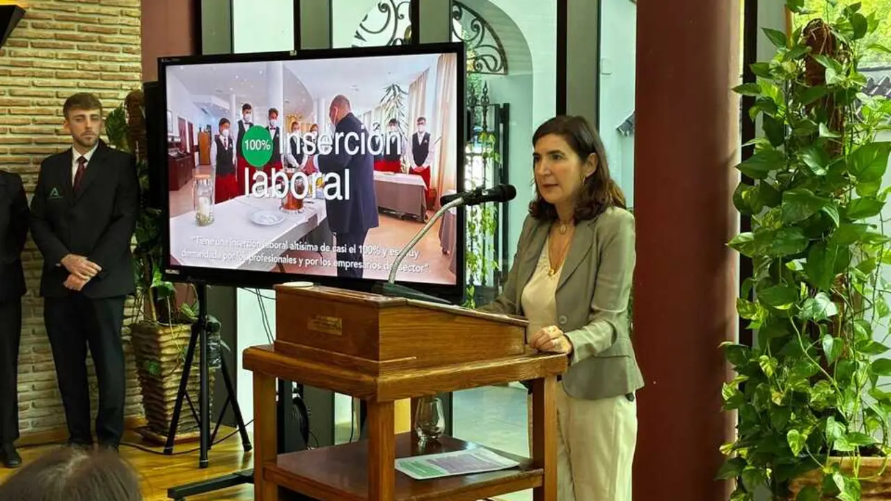 La consejera visit&oacute; la Escuela de Hosteler&iacute;a La C&oacute;nsula de M&aacute;laga. / Junta de Andaluc&iacute;a
