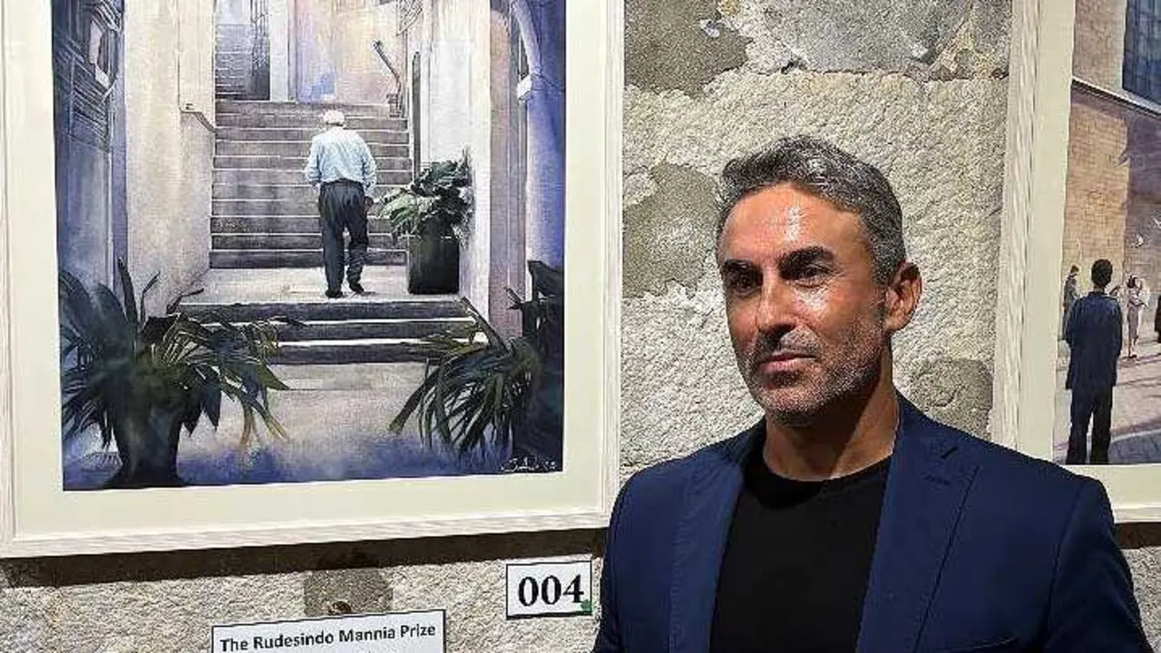 Juan Anelo junto a la obra premiada.
