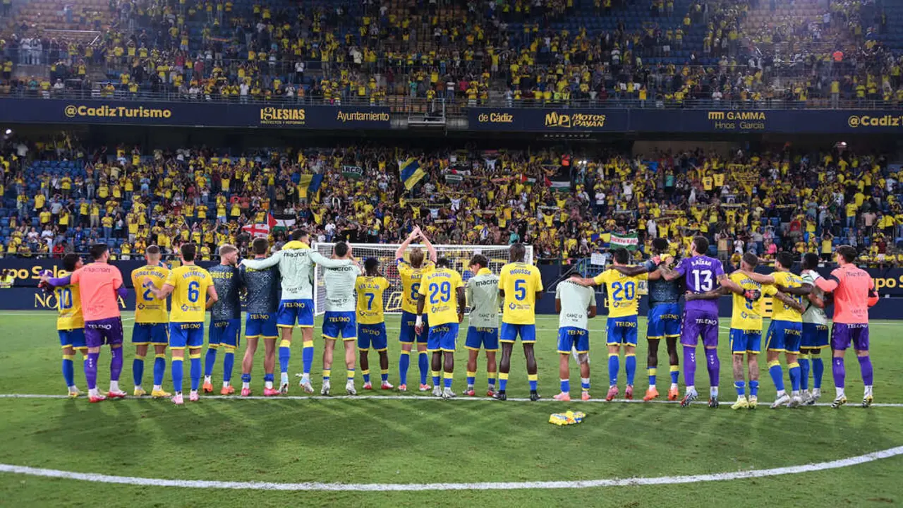 Los jugadores cadistas celebran con la afici&oacute;n el &uacute;ltimo triunfo en casa ante el Huesca. / C&aacute;diz CF
