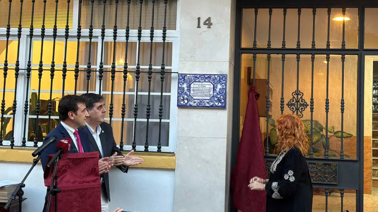 Momento en el que se descubre la placa | Aurora Mar&iacute;n.