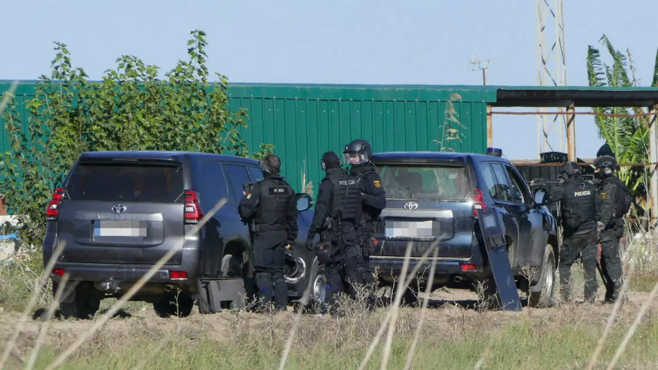 El operativo policial junto a una nave de Isla Mayor. | EFE