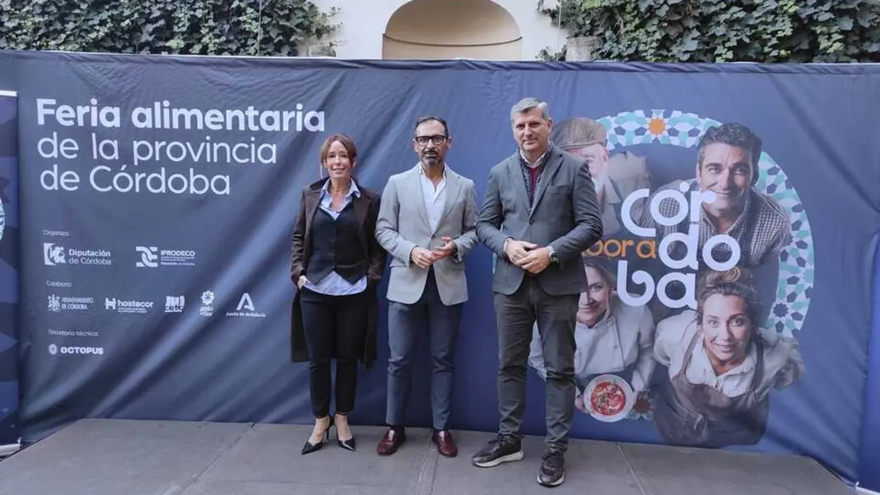 El delegado de Desarrollo Econ&oacute;mico, F&eacute;lix Romero (centro), el delegado territorial de Agricultura, Pesca, Agua y Desarrollo Rural de la Junta Francisco Acosta, y la tercera teniente de alcalde, Marian Aguilar, en la presentaci&oacute;n de 'Sabor a C&oacute;rdoba'.