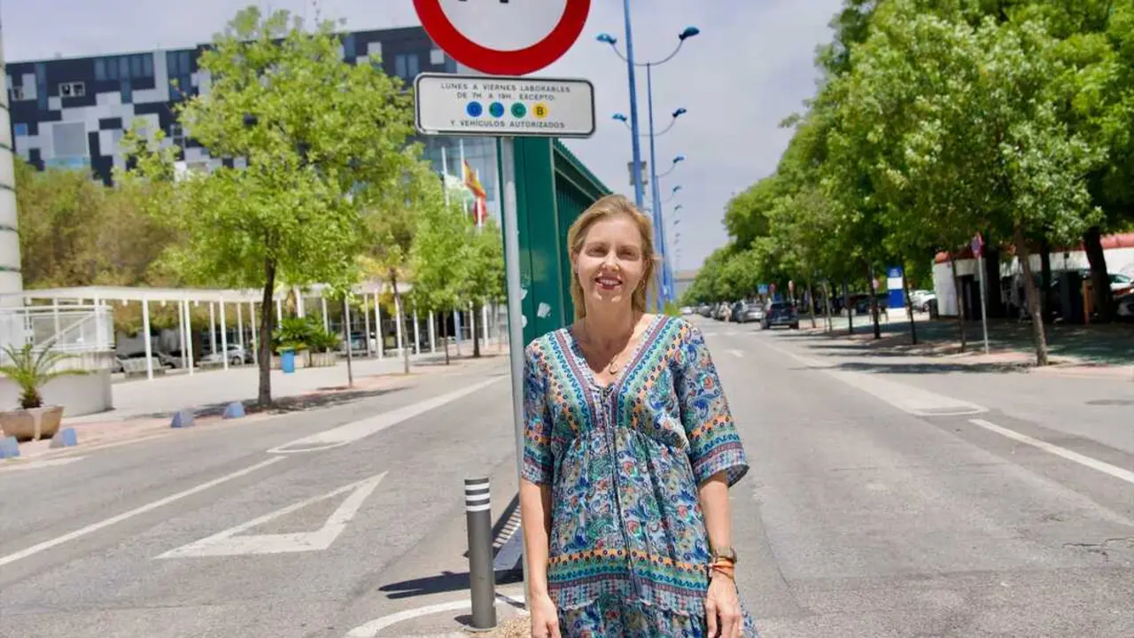 La portavoz municipal de Vox, junto a una se&ntilde;al de prohibici&oacute;n de circulaci&oacute;n en Zona de Bajas Emisiones |&nbsp;VOX