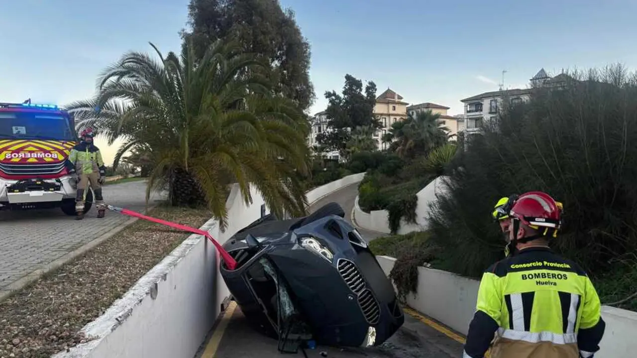Rescatadas tres personas tras precipitarse su veh&iacute;culo en la rampa de un parking en Punta del Moral (Ayamonte). | Consorcio Provincial de Bomberos de Huelva.