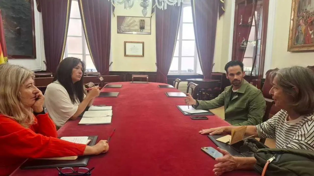 Helena Fern&aacute;ndez y David de la Cruz, portavoces de AIG, en su reuni&oacute;n con los colectivos ecologistas. / VIVA