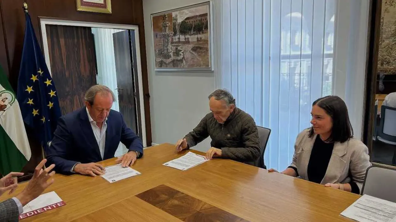 Firma del convenio de pr&aacute;cticas entre Ayuntamiento y el IES. | Ayuntamiento