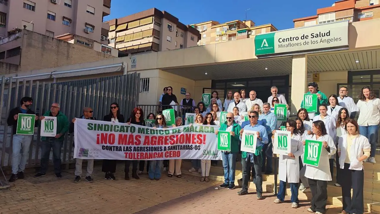 Concentraci&oacute;n en la entrada del centro de salud de Miraflores de los &Aacute;ngeles. / SMM