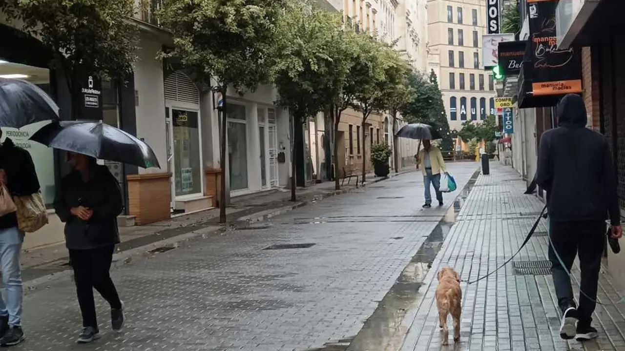 D&iacute;a de lluvia en el centro de Huelva. | EP.