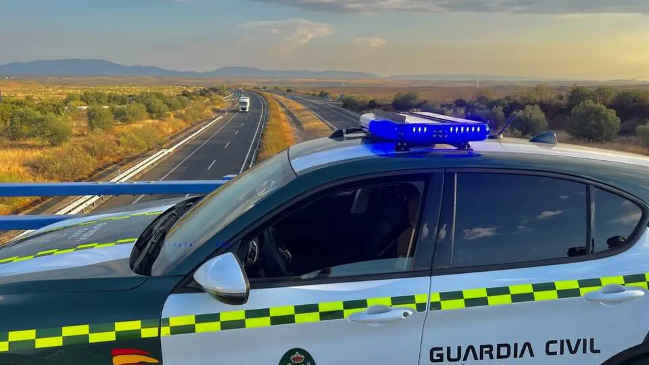 La Guardia Civil detuvo al conductor, que dio positivo en la prueba de alcoholemia | Guardia Civil