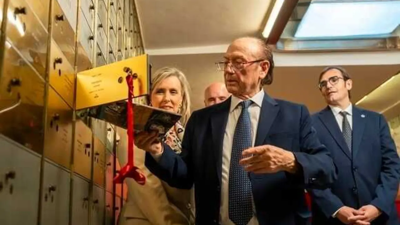 Archivo - Antonio Fern&aacute;ndez D&iacute;az, 'Fosforito', introduce su legado en la Caja de las Letras, en una imagen de archivo.
- INSTITUTO CERVANTES - Archivo