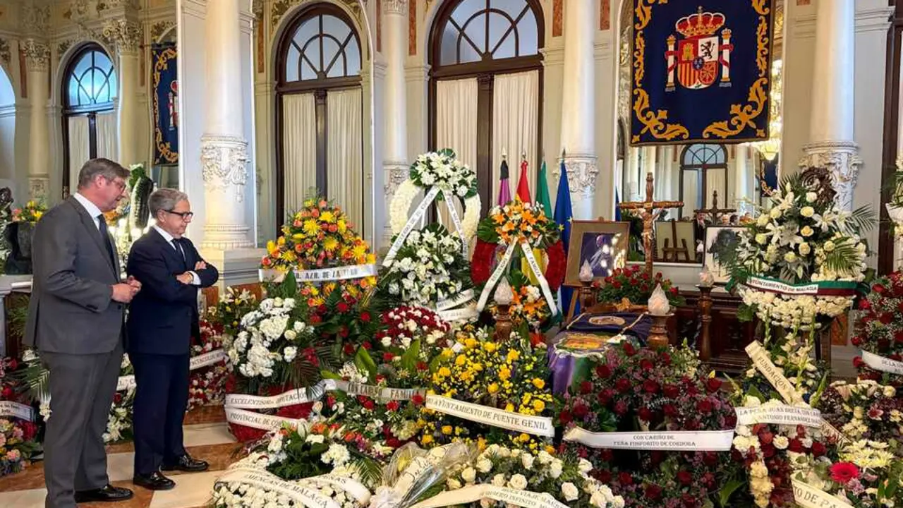 El presidente de la Diputaci&oacute;n, Salvador Fuentes (segundo por la izda.), visita la capilla ardiente de 'Fosforito'.
- DIPUTACI&Oacute;N DE C&Oacute;RDOBA