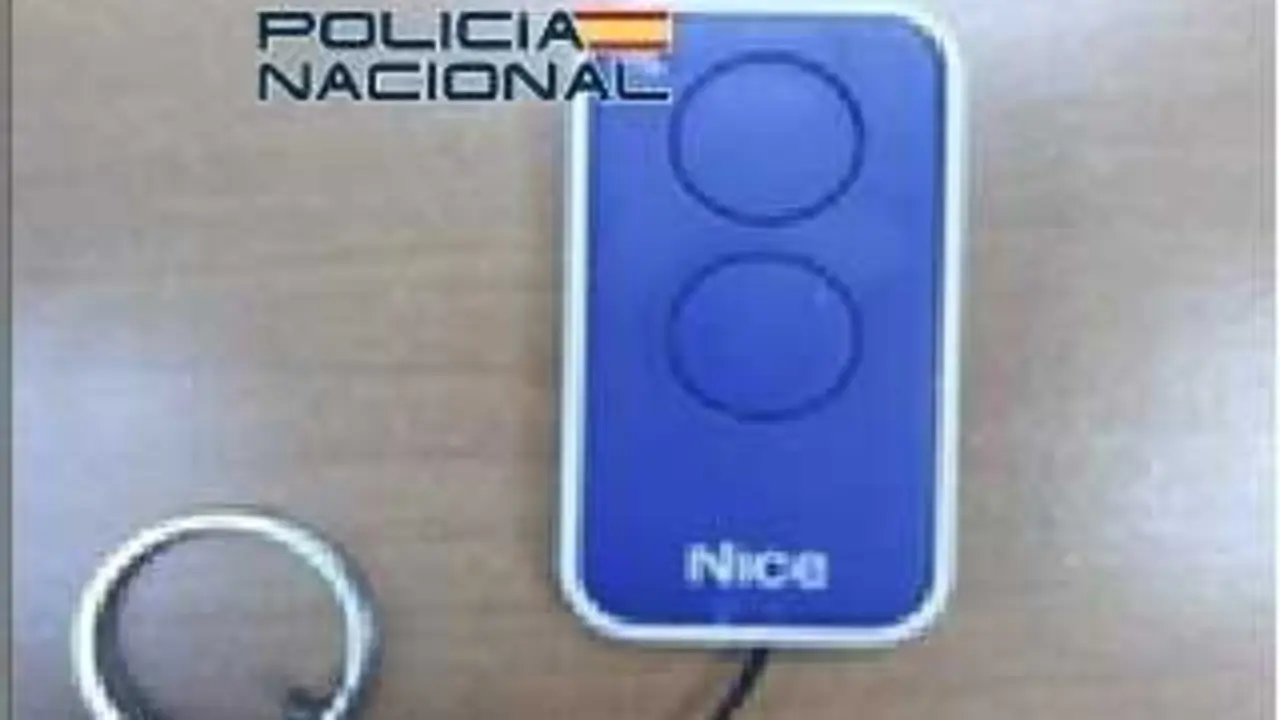 Inhibidor utilizado para robos en veh&iacute;culos. / POLIC&Iacute;A NACIONAL
