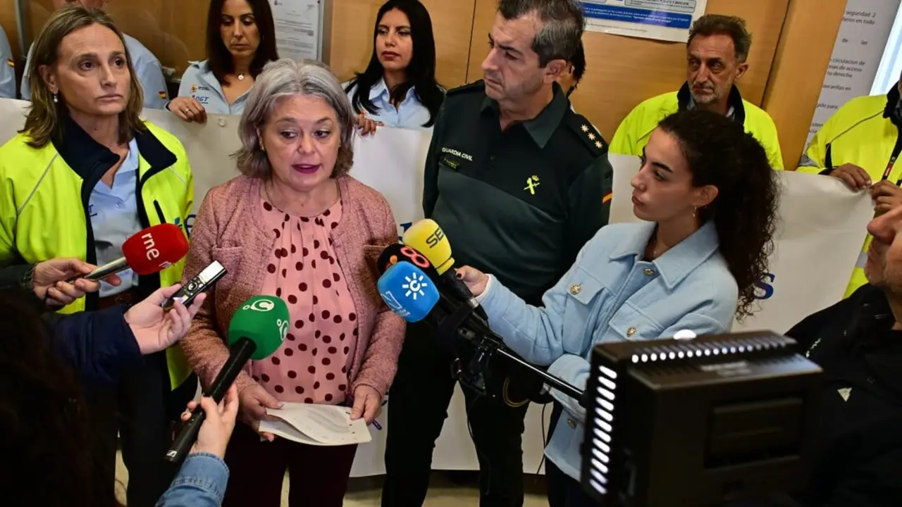 Blanca Flores atiende a los medios, este lunes en la Subdelegaci&oacute;n. / Eulogio Garc&iacute;a