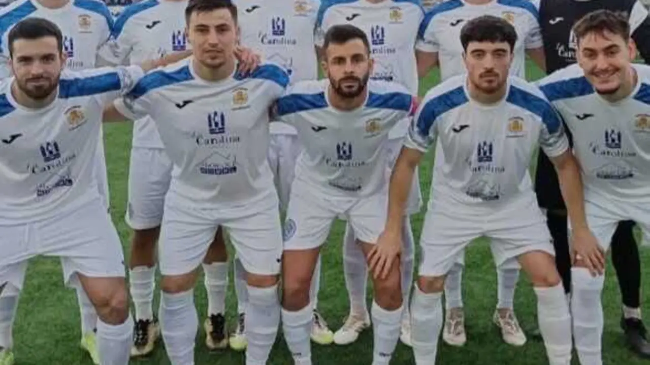 El Carolinense gole&oacute; al Atl&eacute;tico Ja&eacute;n y es el nuevo l&iacute;der de Primera Andaluza. - Foto: Carolinense CD