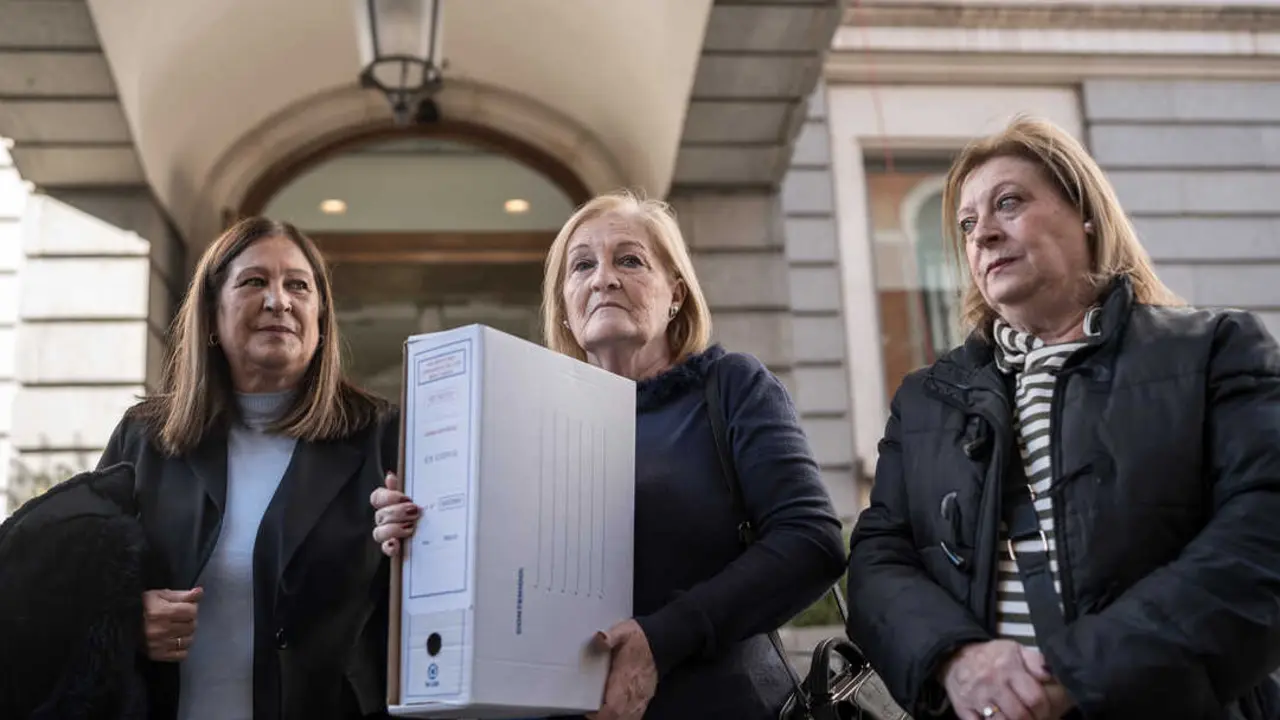 Con la documentaci&oacute;n./Europa Press.