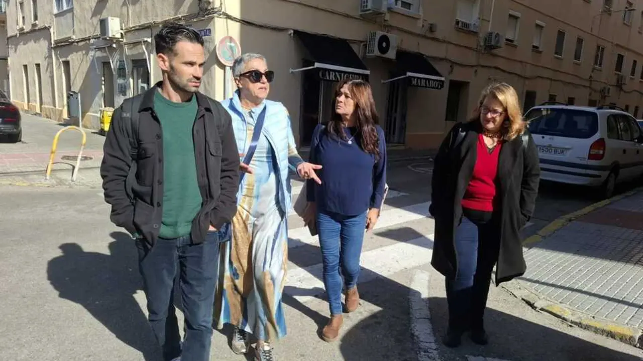 Los concejales de AIG, con la presidenta de la asociaci&oacute;n Arrabal de Puntales, Mar&iacute;a Villanueva. / VIVA