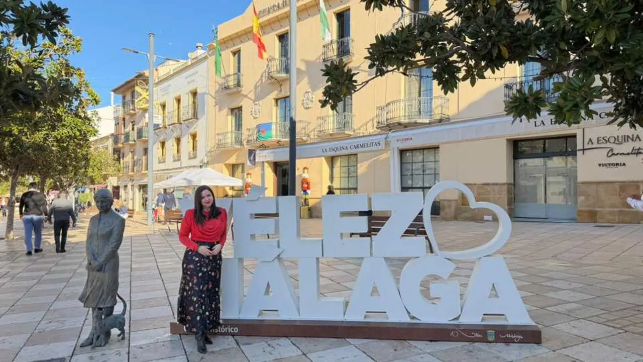 Lourdes Pi&ntilde;a, concejal de Fiestas, junto al Ayuntamiento | V&eacute;lez-M&aacute;laga
