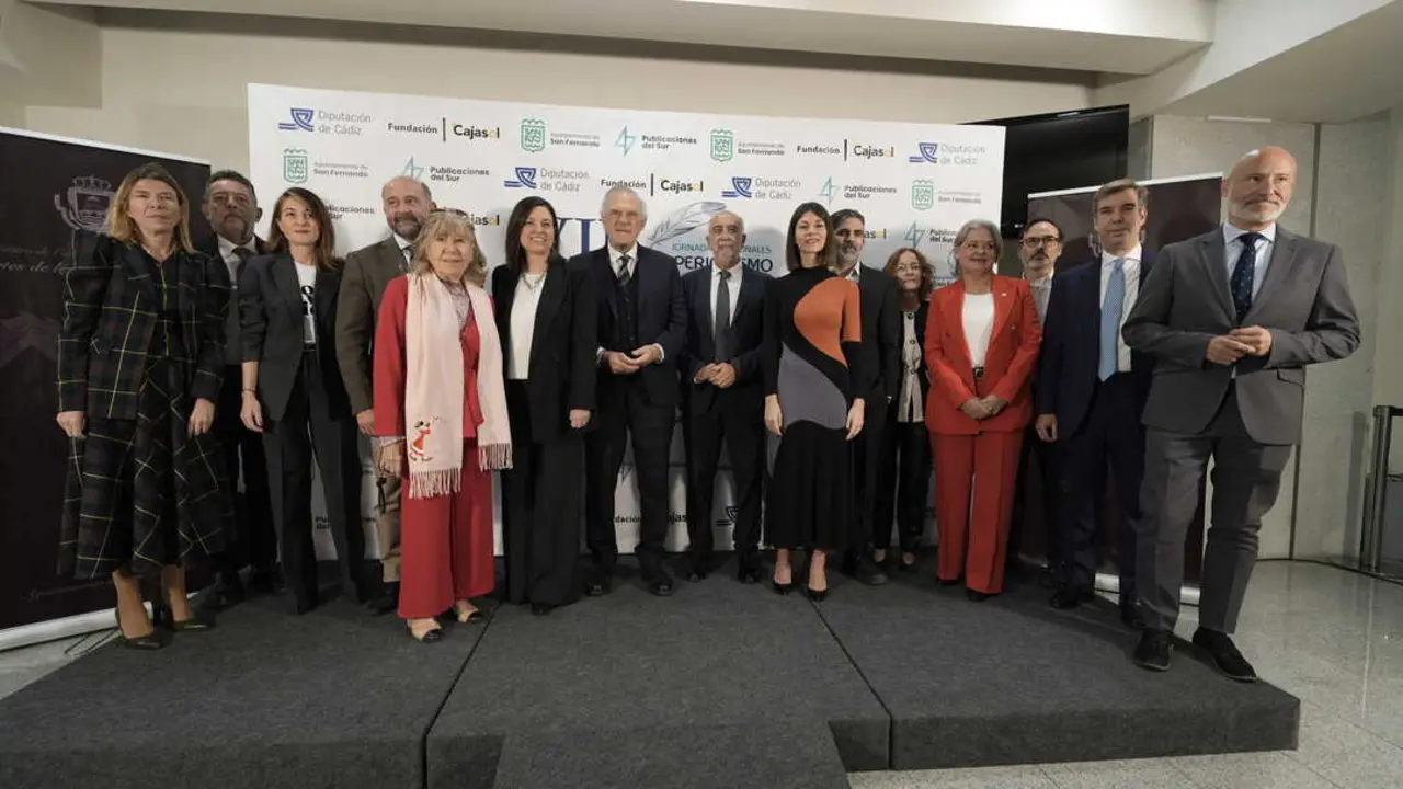 Pedro Piqueras junto a los ponentes y autoridades. | Miguel &Aacute;ngel Junquera