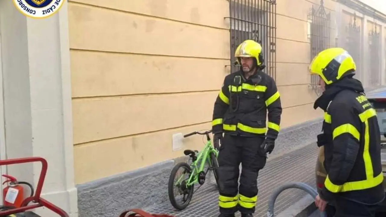 Bomberos trabajando en el lugar del incendio. /CBPC