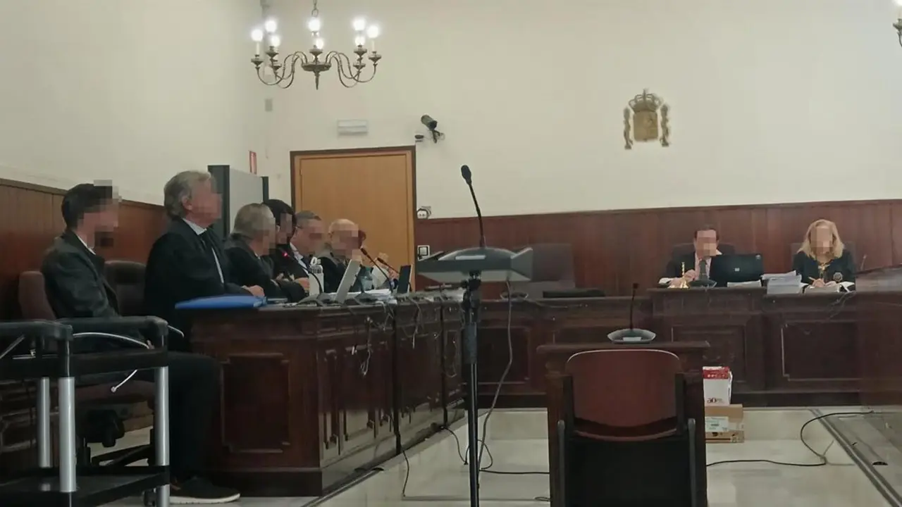 Imagen en sala del primer d&iacute;a del juicio por la muerte por atropello de la reportera gr&aacute;fica de Huelva. | Europa Press.