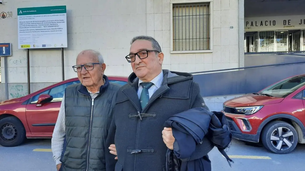 25/11/2025 El padre de la reportera gr&aacute;fica de Huelva atropellada en Ja&eacute;n, Santiago Rodr&iacute;guez, (izquierda) y su abogado, Enrique Arroyo.
POLITICA