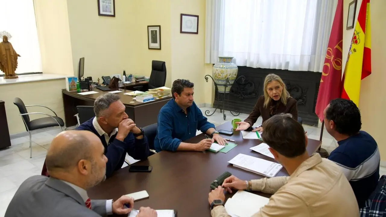 La portavoz del grupo municipal Vox en el Ayuntamiento de Sevilla, Cristina Pel&aacute;ez, reunida con representantes de sindicatos policiales |&nbsp;VOX SEVILLA