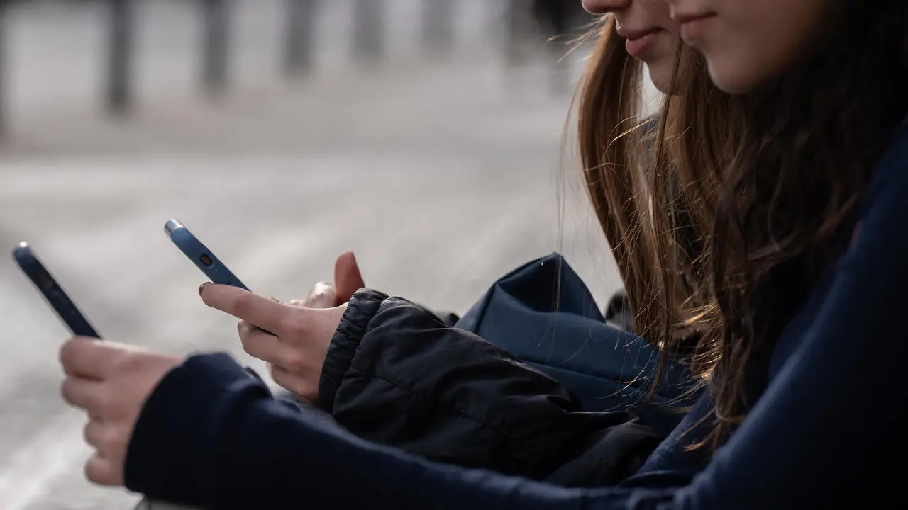 Dos personas usan el tel&eacute;fono m&oacute;vil. | Europa Press.