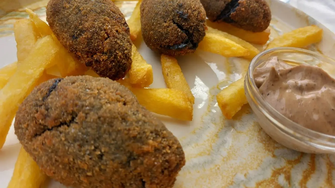 Las croquetas de choco en su tinta de Otero